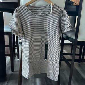 NWT women’s BR tee in blue & cream with fun style sleeve.